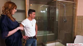 Busty妻cuckolds夫による吸引待の配管工