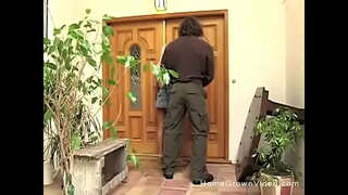 Horny blonde sucks basi fucks mpenzi wake juu ya patio