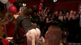 Эки рабыни милфы менен чоң сиськами Симоне Соней жана Сирен де Чаралардын ачык вечеринке-декабрда туулган Күнүнө мадумаров принцессы Донны Долоре трахаются нарын глотки