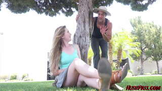 Sablea Jones poziva Vrtlar da Trim njezin Grm