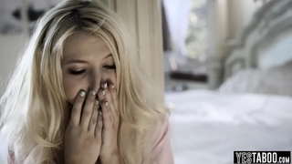 Отчим избивает зани ҷавон тусовщицу падчерицу наврас баъд аз он ки вай тамоми шаб буд, ки дар хона