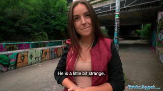 ���ार्वजनिक एजेंट छात्र उसे बिल्ली प्राग में सड़क पर एक अजनबी द्वारा मुश्किल प्रवेश कर रही आनंद मिलता है