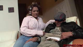 Большие отскакивающие сиськи и поездка на Рамона для МИЛФы Джордан