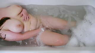 Qız onu göstərir ki, öz böyük ass və masturbating vanna otağı