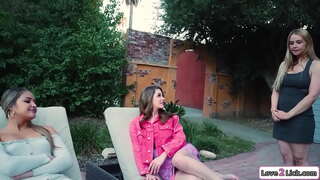 ���्यामला बेब पूछता नए चरण पर वापस पाने के लिए उसे अन्य stepmom धोखा दे.वे चुंबन और वह टैटू milfs पैर और फिर उसके