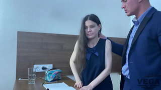 LA MAISON DE LA CLASSE DE SORTIE DE LA MAIN ET LE PROFESSEUR VOULAIT BAISER DE L'ÉTUDIANT DANS LE CUL