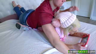 Sexy game thủ, cô bé, Ava đồng tính lá trò chơi của mình và bắt đầu tình bạn trai đen và làm cho anh ta, cô lớn