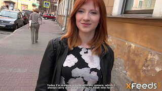 Krása dává mu kouření a mají sex na gauči, na pejska a další pózy, které se pohledná dívka sténání