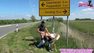 Creampie के साथ सड़क पर एक सुनहरे बालों वाली फूहड़