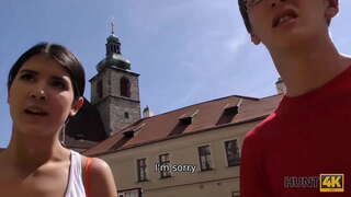 HUNT4K. Pasur hunter seduces imët zeshkane që kishin nevojë për të holla për pushime