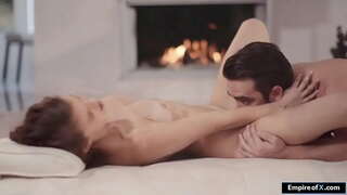 Brunete darbinieku incītis licked tad fucked ar savu menedžeri