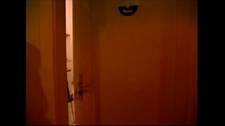 Mogočni gospodarica daje lepo handjob