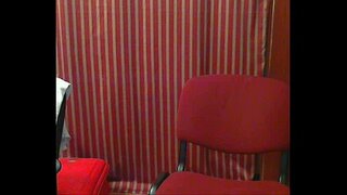 Ҳаводор сӯҳбат бо веб-камера - ҷинсӣ дар стуле