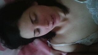 Rwsia amatur ferch Oksana fucked yn ei pussy blewog, rhan 1