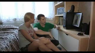 Destul de fată bruneta se ridica penisul