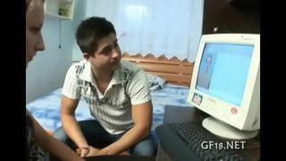 מגעיל בחורה מרים לה רגליים ארוכות.