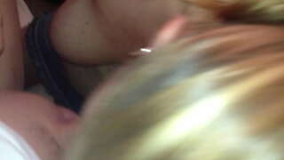 ���ोस्तों मुझे उड़ रहा था