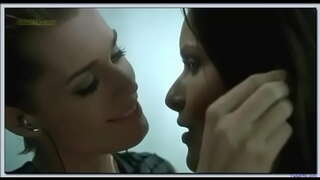 Rebecca Romijn Rie Rasmussen lesbiene sărut în Femme Fatale