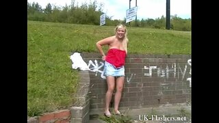 ���ुनहरे बालों वाली लड़की Lenas सार्वजनिक रूप से नग्न और चमकती अंग्रेजी गर्लफ्रेंड दिखा