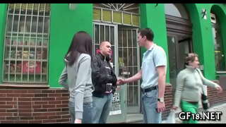 Dieithryn cusanau ei llawn hud