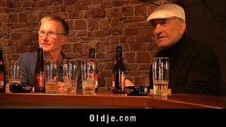 Odvážne blondína hovno dve staré vtáky