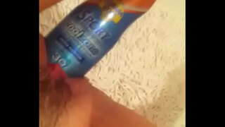 Leikittelee suncream pullo