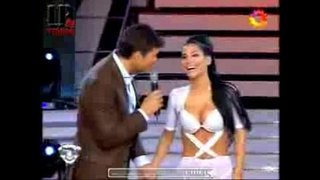 Сільвініт Эскудеро ў белы спандэкс