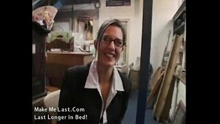 Morena Sexy ama de casa queda shagged no seu lugar de traballo