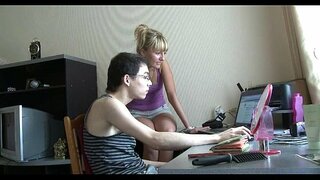 ���ழகான டீன் கலா நிற்கிறது நாய் ஃபேஷன்