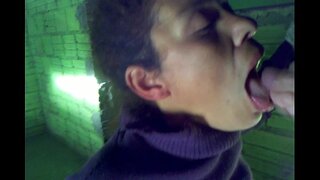 Madarikatu bat marka berria Euri hartuta, cum karga bat bere ahoan