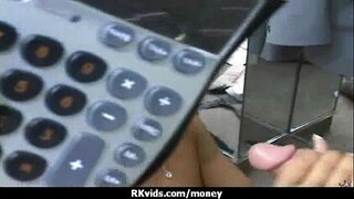 Hän panee toista miestä rahaa 23