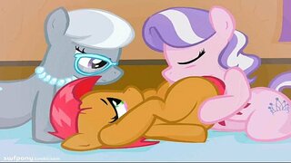 PONIJU PORNO... Rinbow Dash, Fluttershy, Krēsla Dzirksti, Applebloom.