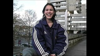 ���ረጃ brunette በቀዳሚ ግምገማዎች ላይ ያርሳሉን