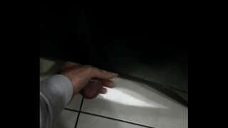 Debeli kurac ejakulira u kupaonici