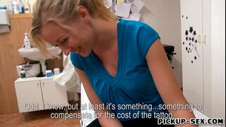 ���िक्टोरिया द्वारा खराब अजनबी लड़के के लिए नकदी का एक हिस्सा