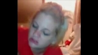 Mae hi wrth ei bodd yn blasu a ffycin BBC.