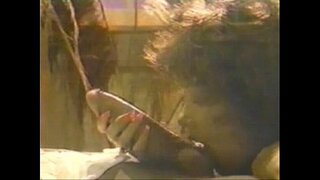 Ashley Dunn yn gwneud pop guy mawr yn Wraig mewn Glas