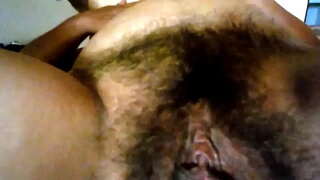 ���ុំ Stroking របស់នាង Pussy មានរោម