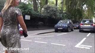 شہوانی ، شہوت انگیز چمکتا سنہرے بالوں والی ایشلے سواروں بیرونی exhibitionism اور شوقین فحش بیب