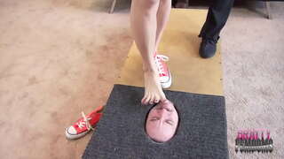 Orias Bastet Luna Vera Menggunakan Facebox Pembersih Kaki