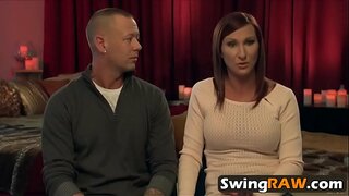 الفتيات العاهرات اللعب مع الدمى و قضبان في الواقع