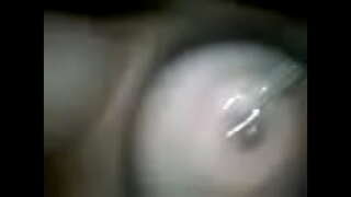 ���्रेमिका के साथ खेलता है उसे बेधा निपल्स 1