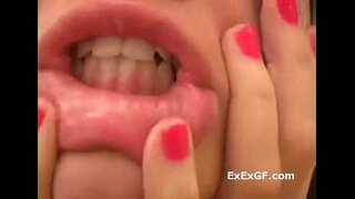 Gorgeous ferch petite teases ei gorff noeth yn y gawod