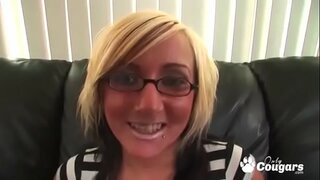 ���ேண்டி ஜோன்ஸ் உதவுகிறது ஒரு கருப்பு மனிதன் படகோட்டி உள்ளே அவளது