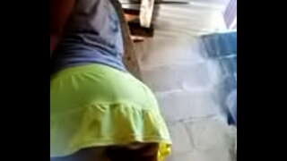 En la meva petita la faldilla i groc mi panti morada