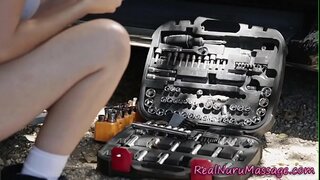 Pieprzona masażystka wali konia