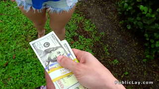 ���ुलबुला बट सुनहरे बालों वाली कट्टर गैरेज में