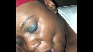 Ŝi ne halti suĉante ĝin nj