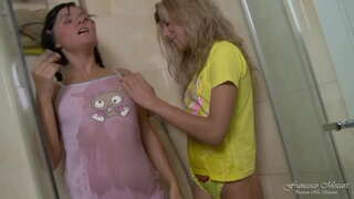 Zwou homosexuell Jugendlecher hunn en echte Orgasmus mat anal dildo an der Dusche