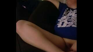 Mari enregistrements femme jouer alors qu&#039;elle est dans la chambre